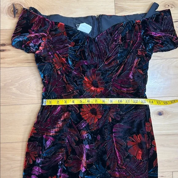 TC Petites Vintage Floral Velvet Off-Shoulder Dress | Size 6 - Picture 4 of 11